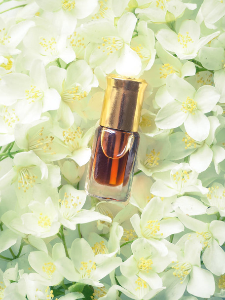 Arabische jasmijn Attar olie. Natuurlijke jasmijn bloem olie voor ontspanning en bliss. - Foto, afbeelding