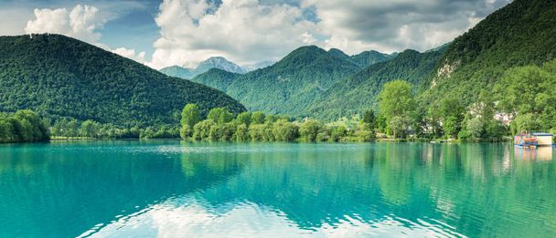 Широкий панорамный вид на большинство на Сочи, озеро и горы, Словения
. - Фото, изображение