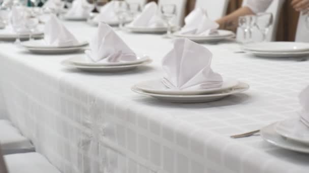 servir una mesa festiva en un restaurante - Metraje, vídeo