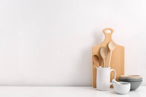 Kuchyňská nádobí na pozadí s prázdným prostorem pro text, domácí kuchyně dekorace koncept, pohled zepředu - Fotografie, Obrázek