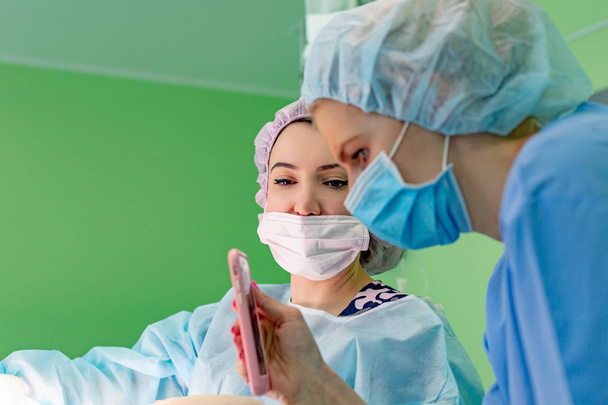 Bir hastada ameliyathane faaliyet cerrahlar - Fotoğraf, Görsel