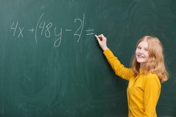 Egy lány a táblára a matematika osztály - Fotó, kép
