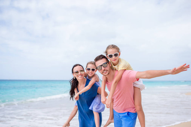 Ευτυχισμένη όμορφη οικογένεια στην παραλία - Φωτογραφία, εικόνα