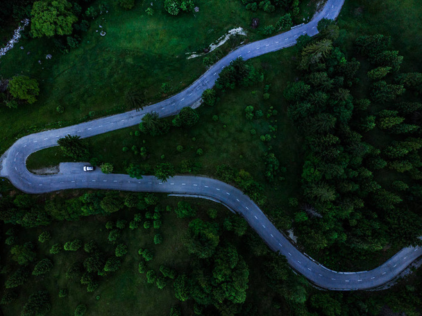 Vista de cima para baixo na estrada rural na floresta, drone aéreo
. - Foto, Imagem