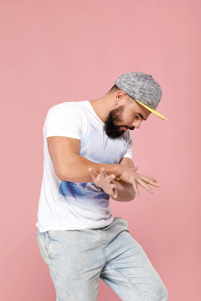 bearded man in cap dancing - Фото, зображення