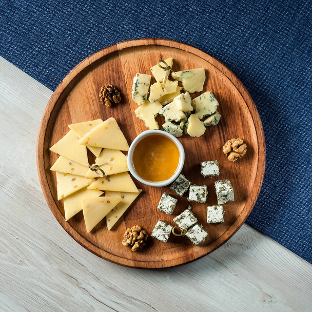 Набір для подачі сиру на дерев'яному кабані
 - Фото, зображення