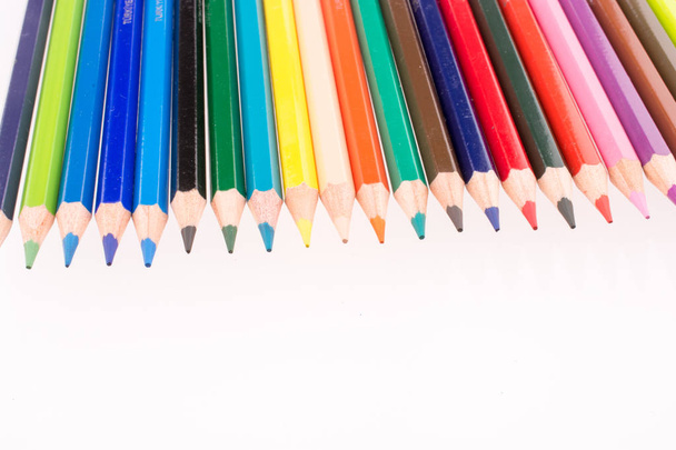 Цветные карандаши разного цвета на белом фоне - Фото, изображение