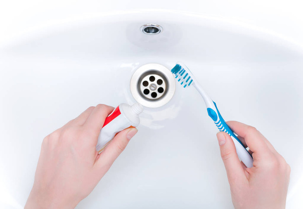 takarítás a fogak, a mosogató, egy fogkefével - Fotó, kép