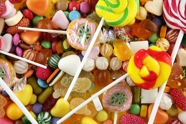 caramelos con jalea y azúcar. colorida variedad de diferentes dulces y golosinas para niños
 - Foto, imagen
