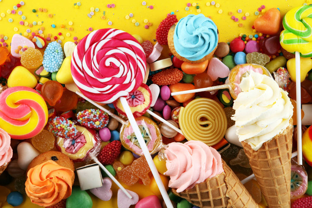 ゼリーと砂糖のお菓子。異なるチャイルズのお菓子やお菓子のカラフルな配列 - 写真・画像