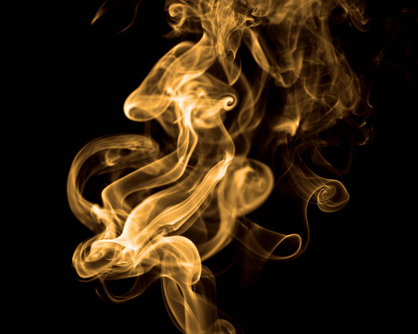 Sävytetty savu kiemurtelee klubeja kuvioita vastaan musta takaisin pudota
 - Valokuva, kuva