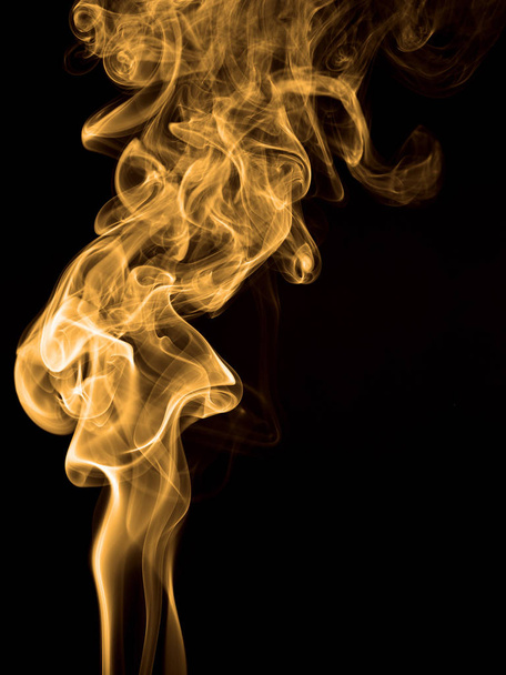 ein getönter Rauch zappelt mit Keulenmustern vor schwarzem Hintergrund - Foto, Bild