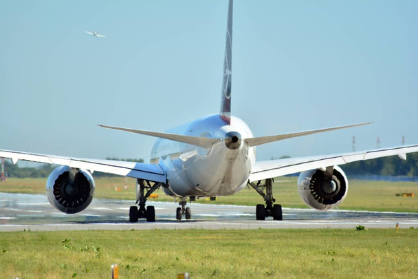 Avião vai para a posição de decolagem em uma pista do aeroporto
 - Foto, Imagem