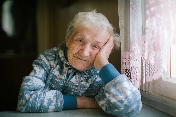 Portrait de femme âgée. Âge 90 ans
. - Photo, image