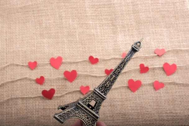Concepto de amor con torre Eiffel y corazón de papel en hilos - Foto, Imagen
