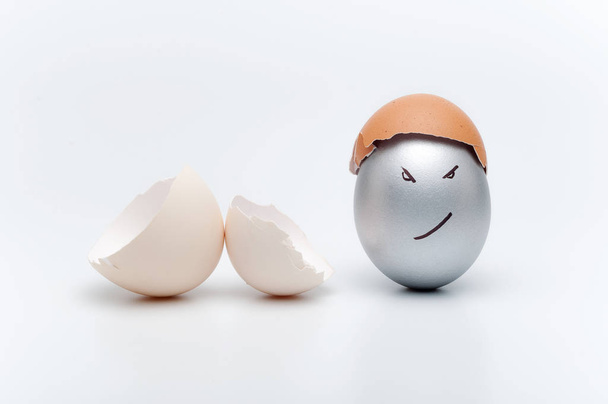 Окрашенные яйца лежат на белом столе
 - Фото, изображение
