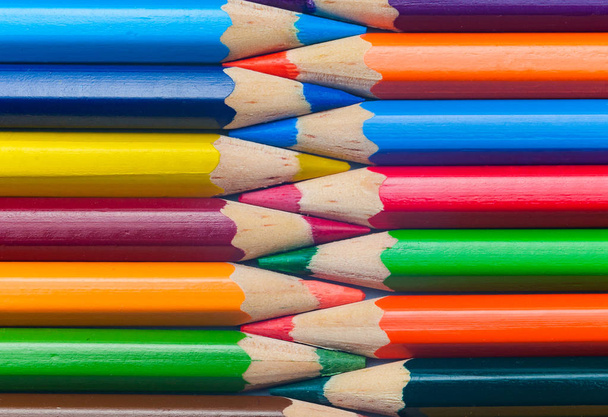 Masanın üzerinde yatan renkli kalemler - Fotoğraf, Görsel