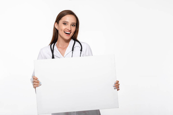 doctor in white uniform holding blank board - Foto, Imagem