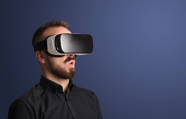 Geschäftsmann mit Virtual-Reality-Brille - Foto, Bild