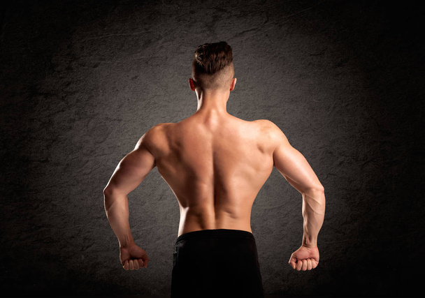 Sexy weight lifter guy showing muscles - Φωτογραφία, εικόνα