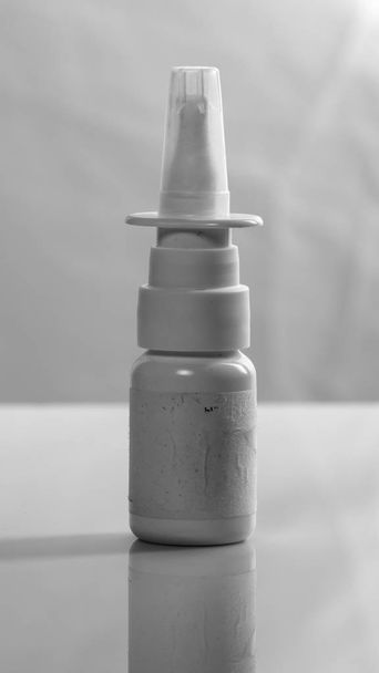 Pulverización nasal, sobre un fondo claro
 - Foto, imagen