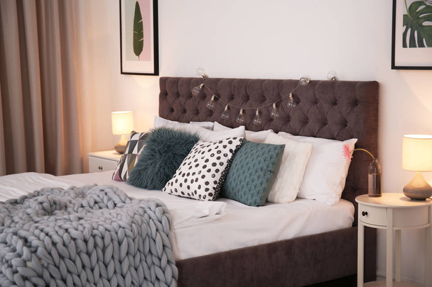 Luxury bed in hotel room - Foto, afbeelding