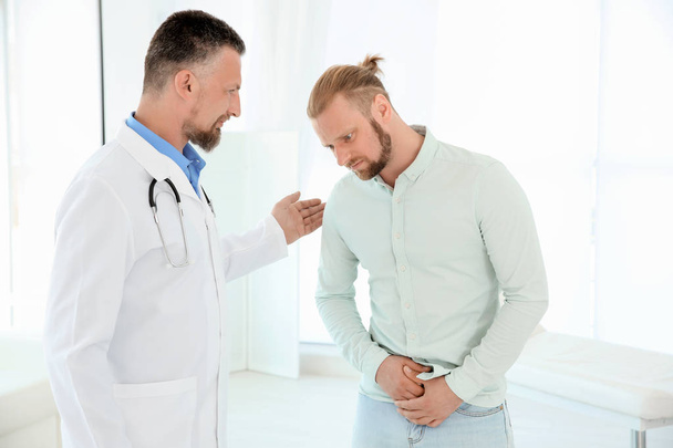 Hombre con problemas de salud visitando urólogo en el hospital
 - Foto, Imagen