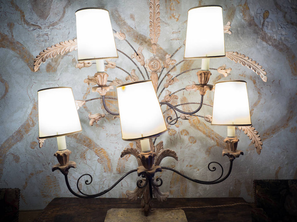 Padova, Italia - 26. toukokuuta 2018: Vintage-pöytävalaisin, jossa on viisi lampunvarjostinta venetsialaisessa huvilassa
. - Valokuva, kuva