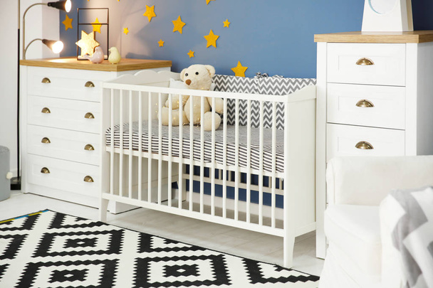 Elegante interior de la habitación del bebé con cuna cómoda - Foto, Imagen
