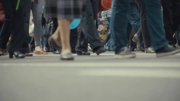 La gente peatones camina a través de una calle de la ciudad ocupada
 - Foto, Imagen