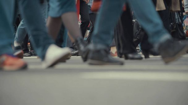 Les piétons marchent dans une rue animée de la ville
 - Photo, image