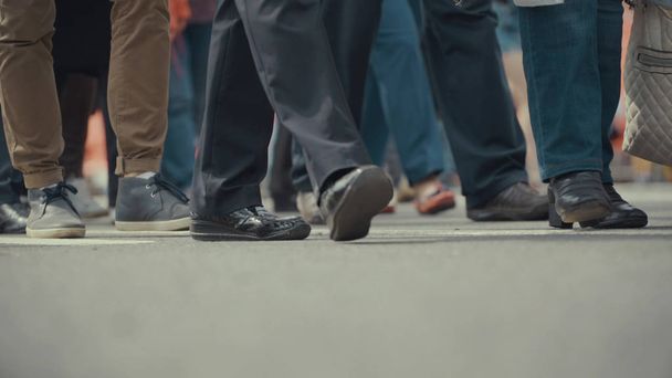 Persone pedoni cammina attraverso una strada trafficata della città
 - Foto, immagini