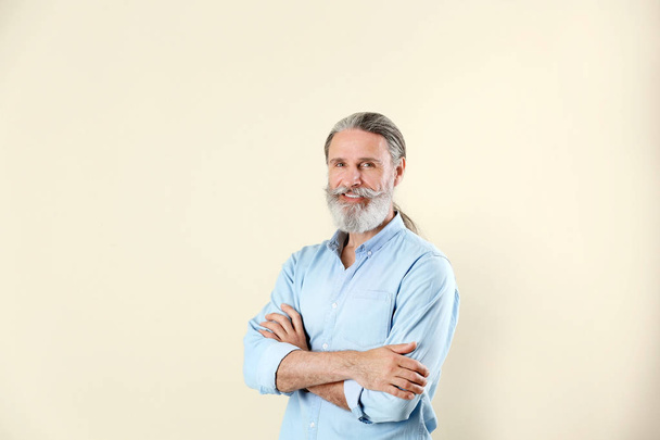 Portrait of handsome mature man on color background - Фото, зображення
