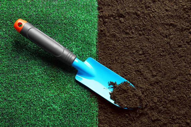 Trowel on soil, top view. Professional gardening tool - Zdjęcie, obraz