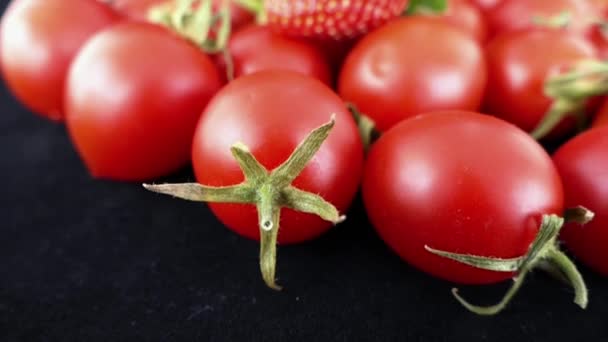 niet iets te oordelen van kleur, hebben verschillende aspecten, aardbei en cherry tomaten, - Video