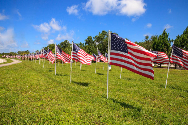 Vlastenecké zobrazení více vlny velké americké vlajky ve větru během dovolené. - Fotografie, Obrázek