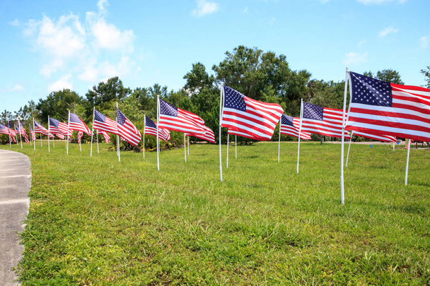 Patriottische weergave van meerdere grote Amerikaanse vlaggen Golf in de wind tijdens de vakantie. - Foto, afbeelding
