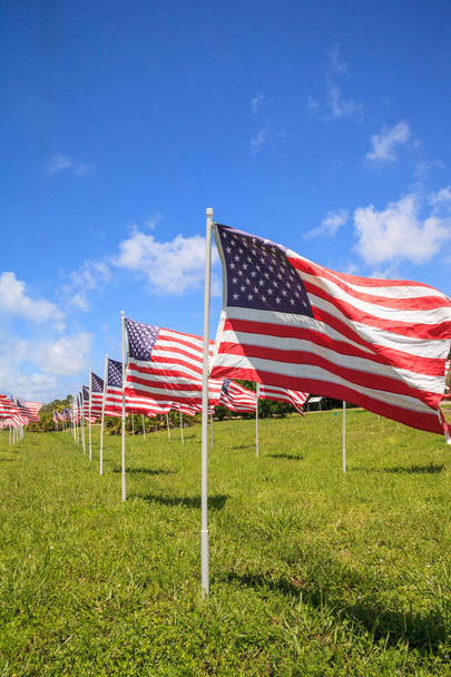Birden çok büyük Amerikan bayrakları dalga rüzgarda vatansever görüntüsünü tatil sırasında. - Fotoğraf, Görsel