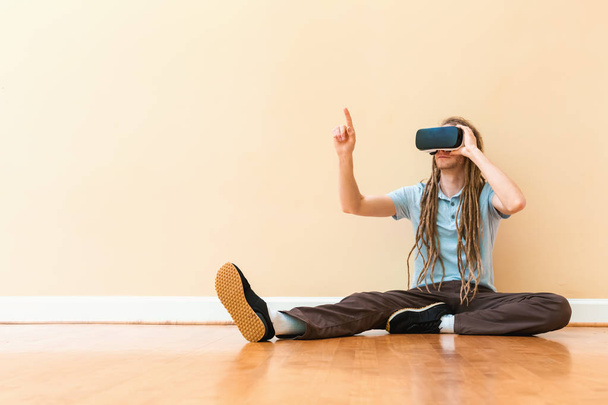 mladý muž používající sluchátka virtuální reality - Fotografie, Obrázek