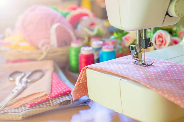 Cierre de la máquina de coser que trabaja con tejido rosado - Foto, imagen