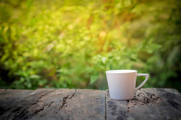 Kaffeetasse am Morgen auf Holztisch - Foto, Bild