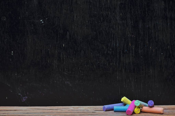 Πολύχρωμη κιμωλία στο ξύλινο με ταμπλό για το φόντο της εκπαίδευσης - Φωτογραφία, εικόνα