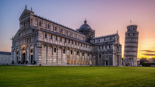Pisa, İtalya 'daki Eğik Pisa Kulesi tüm dünyada istenmeyen eğik ve ünlü İtalya seyahatleriyle tanınıyor. Pisa Katedrali yakınlarında yer almaktadır.. - Fotoğraf, Görsel