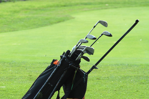 Clubes de golfe verde, saco no fairway
 - Foto, Imagem