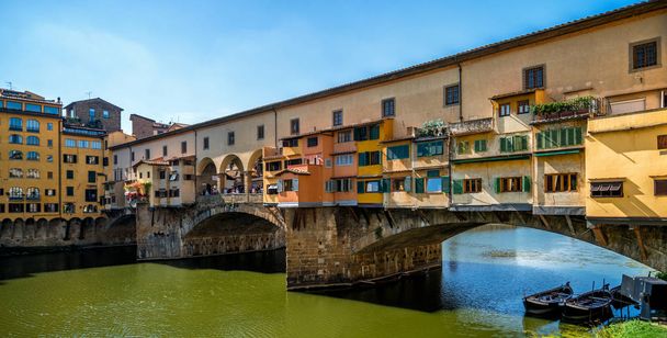 Γέφυρα Ponte Vecchio της Φλωρεντίας και στον ορίζοντα της πόλης στην Ιταλία. Η Φλωρεντία είναι πρωτεύουσα της περιφέρειας της Τοσκάνης της κεντρικής Ιταλίας. Φλωρεντία ήταν μεσαιωνικό εμπορικό κέντρο της Ιταλίας και πλουσιότερες πόλεις της περασμένης εποχής. - Φωτογραφία, εικόνα