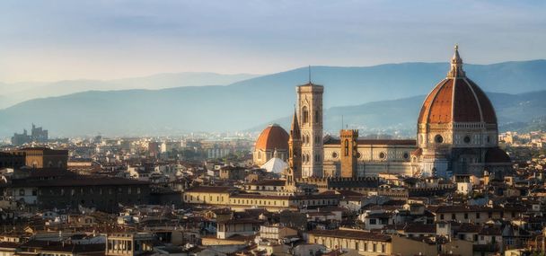Florentská katedrála (Cattedrale di Santa Maria del Fiore) v historickém centru Florencie s panoramatickým výhledem na město. Florentská katedrála je hlavní turistickou atrakcí Toskánsko, Itálie. - Fotografie, Obrázek
