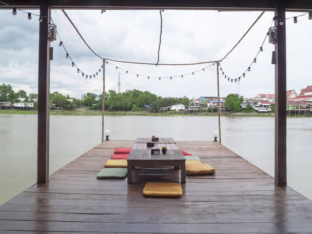 Βεράντα για να χαλαρώσετε, από το ποτάμι της Ταϊλάνδης - Φωτογραφία, εικόνα