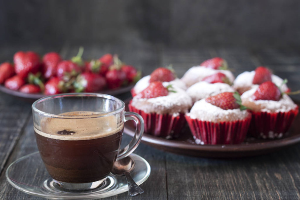 Cupcakes with fresh strawberries on a wooden table - Foto, Imagen