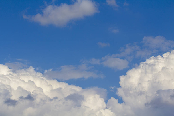 Nuvem branca em um céu azul claro
 - Foto, Imagem