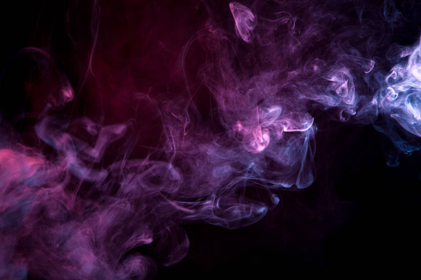 Nuage de fumée rose et violette sur fond noir isolé. Contexte de la fumée du robinet
 - Photo, image